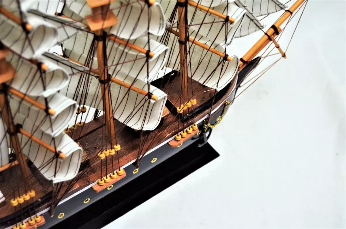 Maqueta de velero de madera